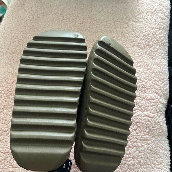yeezy slides - Picture 2 of 2